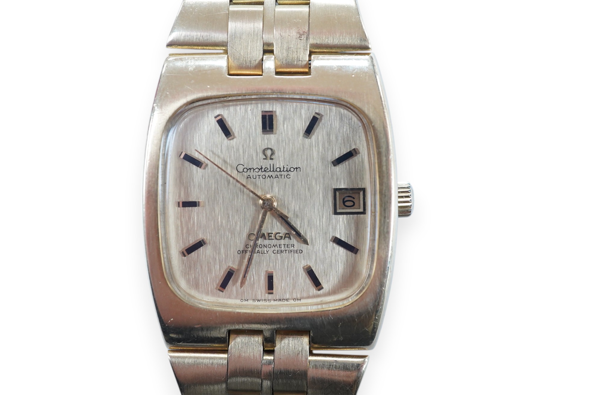 A gentleman's 1980's? 18k gold Omega Constellation Automatic Officially Certified Chronometer wrist watch, with baton numerals and date aperture, on an 18k gold Omega bracelet, case diameter 33mm, gross weight 132.7 gram